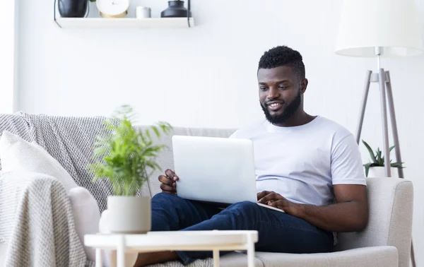 Afro-amerikai ember gépelés az ő laptop otthon — Stock Fotó