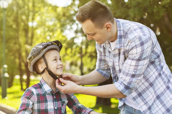 Omtänksamma pappa tar hand om sin lilla flicka — Stockfoto