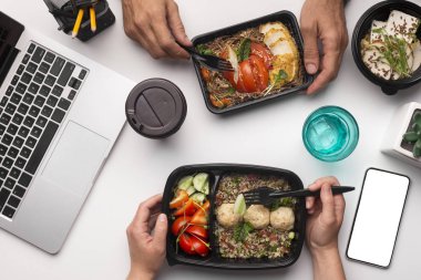İş arkadaşı ile ofis işyerinde sağlıklı öğle yemeği