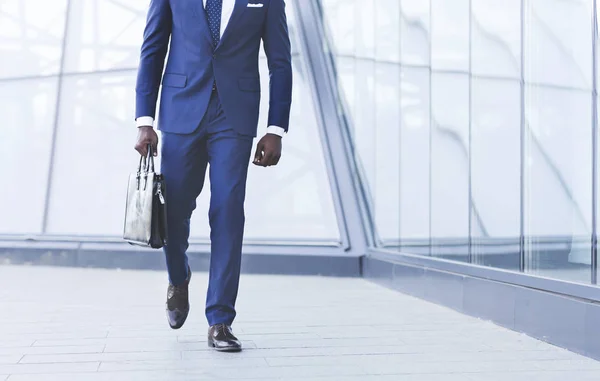 Невпізнанний афроамериканець бізнесмен ходить з портфелем у місті — стокове фото