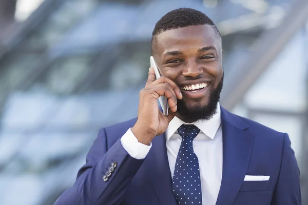 Retrato de un hombre de negocios afroamericano hablando por teléfono móvil —  Fotos de Stock
