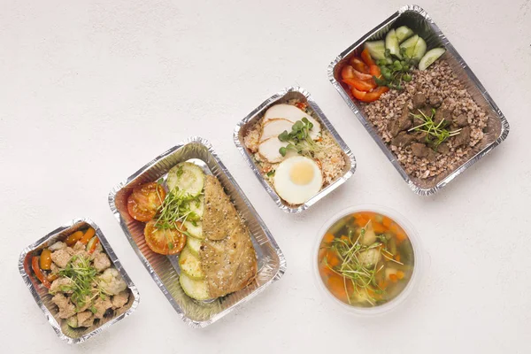 Здоровое питание для питания в коробках из-под фольги — стоковое фото