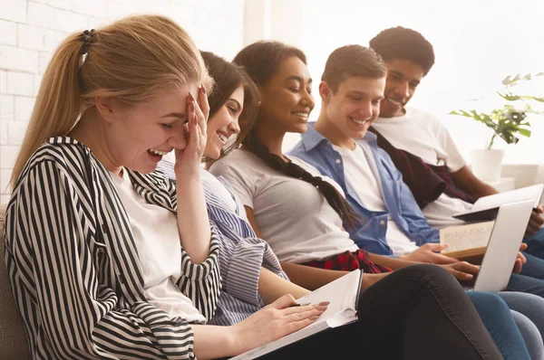 Étudiants positifs se préparant aux examens avec des livres et un ordinateur portable — Photo