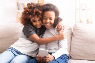 Akıllı telefon kullanan preteen kızlar, birlikte vakit geçirmek