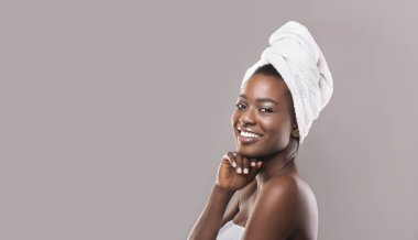 Baş havlu ile banyo dan sonra güzel afrikalı amerikalı kadın