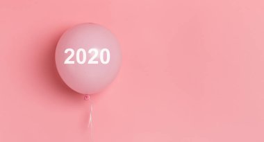 Reklam için 2020 beyaz metin konsepti ile pembe balon