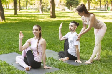 Kadın yoga öğretmeni acemi egzersiz geliştirmek için yardımcı