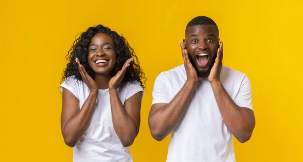 Casal afro-americano chocado tocando suas bochechas — Fotografia de Stock