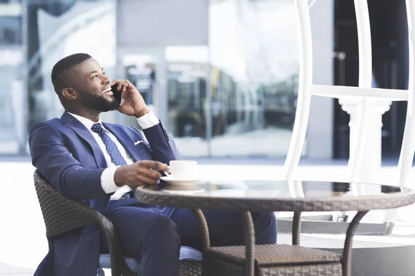 African amerykański biznes człowiek rozmowa na telefon siedzący w Cafe — Zdjęcie stockowe