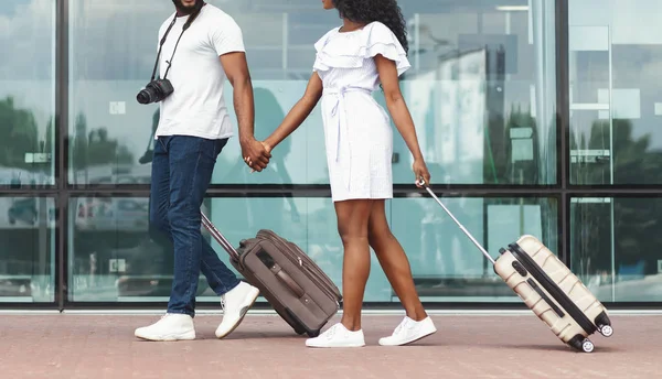 Zwart duizendjarige paar wandelen op het luchthavengebouw — Stockfoto