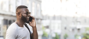 Gülümseyen Afrikalı adam yakın arkadaşı ile cep telefonu konuşuyor