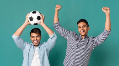 İki Futbol Taraftarı Top Tutuyor Ve Zaferi Kutluyor