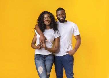 Afrikalı amerikalı yakışıklı adam kız arkadaşı sarılma