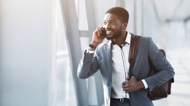 Afro İşadamı Havaalanında Telefonda İş Konuşma sahip