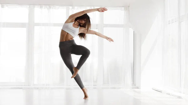 Девушка тренируется в студии современного танца. Копировальное пространство — стоковое фото