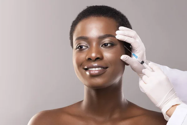 Wanita kulit hitam cantik melakukan prosedur operasi plastik untuk wajah. — Stok Foto