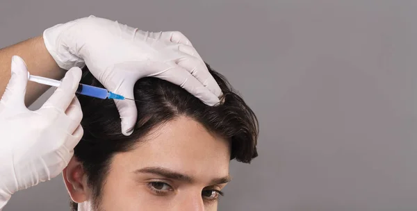 Mesotherapie van haar. Jonge man krijgen injecties in het hoofd — Stockfoto