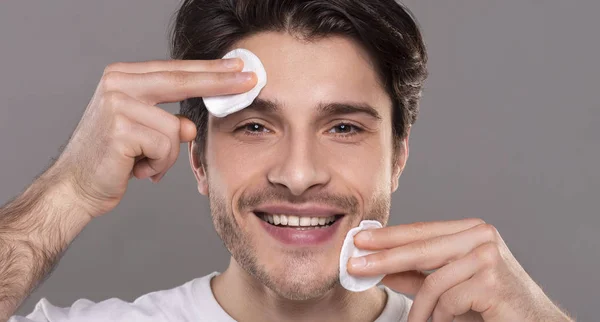 Positiver Typ reinigt Gesicht mit Wattepads — Stockfoto