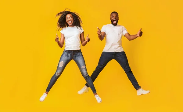 Jovem casal afro-americano é super feliz — Fotografia de Stock