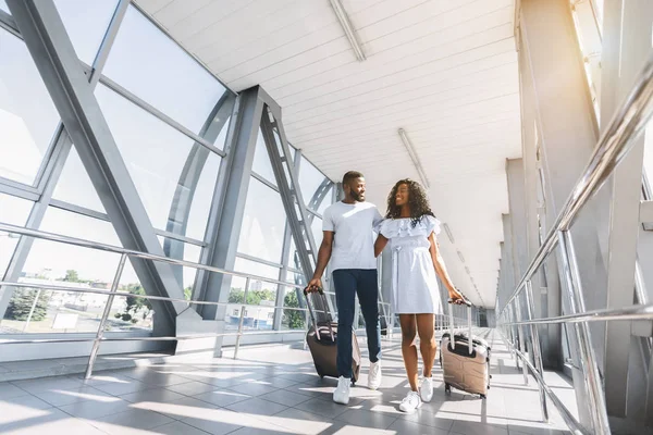 Viajeros de parejas afroamericanas con maletas en el aeropuerto — Foto de Stock