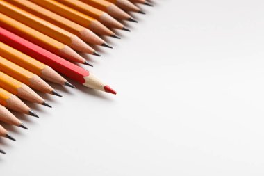 Kırmızı kalem beyaz arka plan üzerinde klasik olanları lider