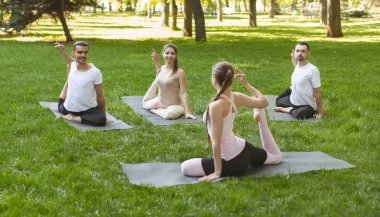 Arkadaşlar yoga eğitmeni ile ders olan, Mermaid egzersiz oturan