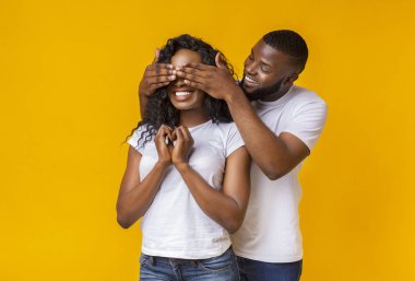 Siyah adam kız arkadaşı arkasında duran ve gözlerini kapatan