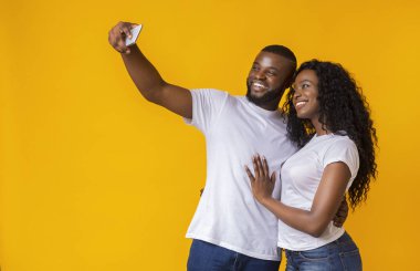 Güzel siyah adam ve kız selfie çekiyor