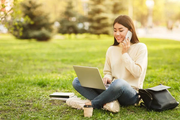 Chica relajante en el campus con gadgets, espacio de copia — Foto de Stock