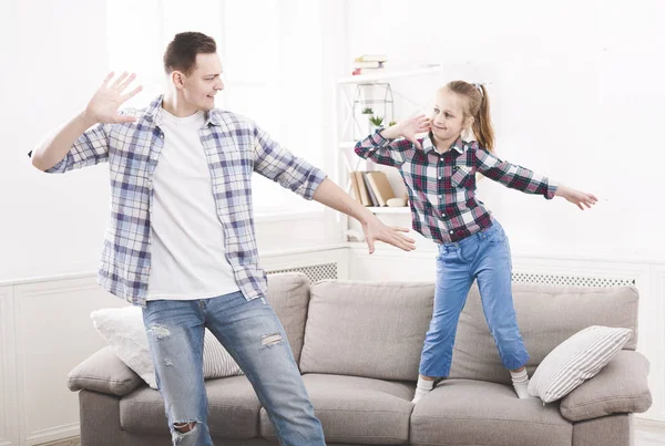 Father is showing dance moves to his daughter — Stock Photo, Image