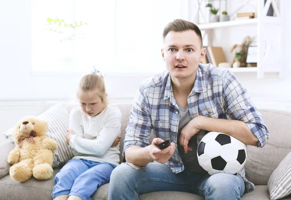 Heyecanlı baba ve üzgün kızı futbol izliyor