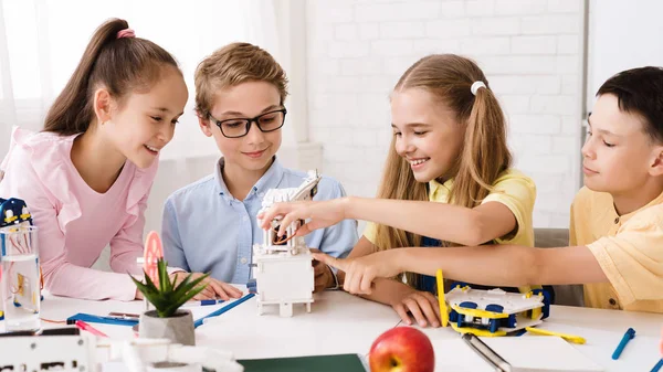 Educación del tallo. Colegiales con robot bricolaje, panorama — Foto de Stock