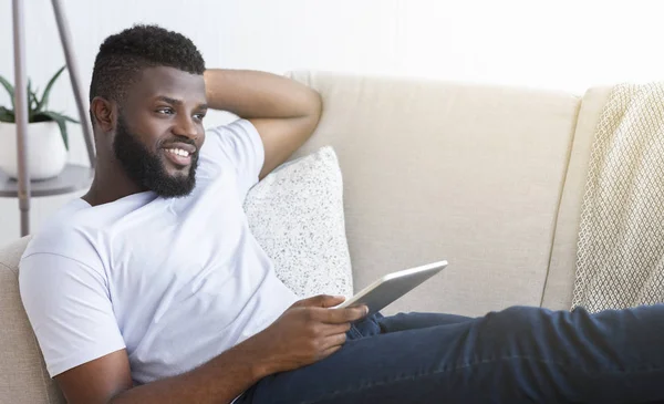 快乐的非洲裔美国人浏览数字平板电脑上的互联网 — 图库照片