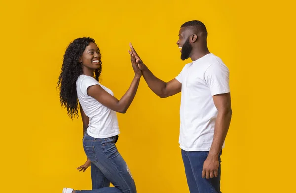 Feliz homem e mulher cumprimentando uns aos outros com cinco altos — Fotografia de Stock