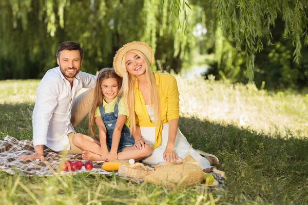 Familia feliz disfrutando de un picnic en la naturaleza, espacio para copiar — Foto de Stock