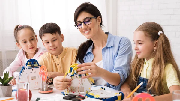 Enseignement de la tige. Elèves créant des robots avec le professeur — Photo