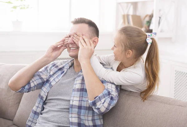 Dolce ragazza sta chiudendo gli occhi del padre — Foto Stock