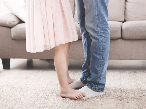 Hija de pie sobre los pies del padre y bailando — Foto de Stock