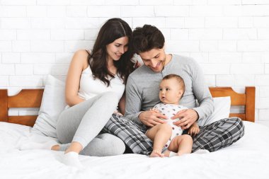 Neşeli bin yıllık anne bebek oğlu ile hafta sonu zevk