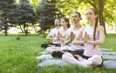 Arkadaşlar namaste jest yapma parkta yoga