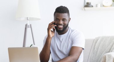 Neşeli siyah öğrenci evde online öğrenme