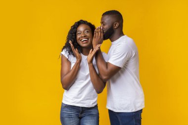 Siyah adam kız arkadaşına dedikodu fısıldıyor