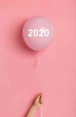 Hediye kartı için pembe arka plan üzerinde beyaz metin ile helyum balonu