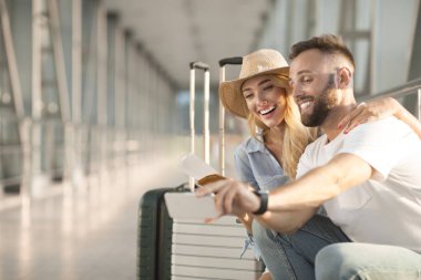 Tatil selfie'si. Havaalanında fotoğraf yapan sevgi dolu çift