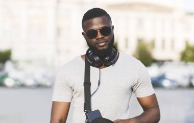 Gözlüklü Afrikalı adam kentsel alanda bir yürüyüş için çalışıyor