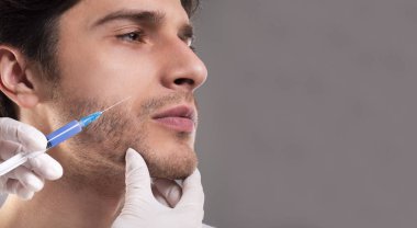 Genç adam çene anti-aging enjeksiyon oluyor