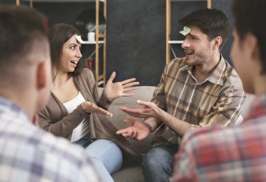 Dalmış çift arkadaşları ile alın dedektif oyunu oynarken