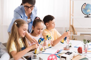 Öğretmen diy robotlar ile öğrencilerine yardım