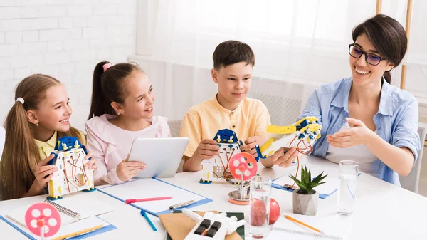 Enfants créant des robots avec professeur en classe — Photo