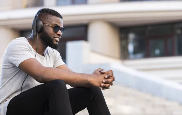 Africano cara em fones de ouvido ouvir música com bom humor — Fotografia de Stock